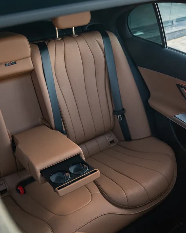 مرسيدس بنز E200 2025 ايه ام جي أبيض أوتوماتيك — جديدة