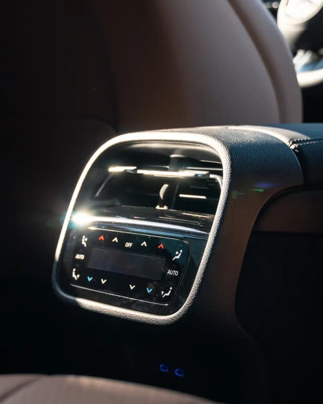 مرسيدس بنز E200 2025 ايه ام جي أبيض أوتوماتيك — جديدة