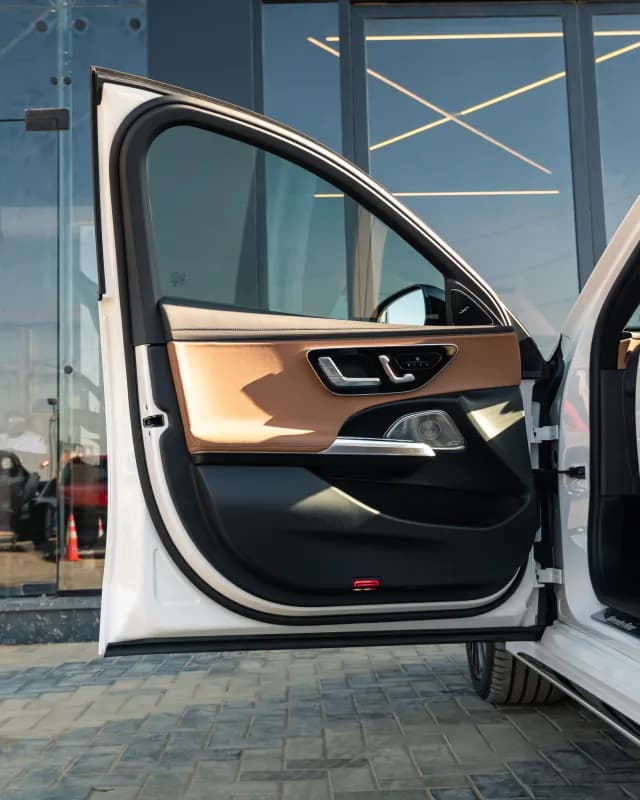 مرسيدس بنز E200 2025 ايه ام جي أبيض أوتوماتيك — جديدة