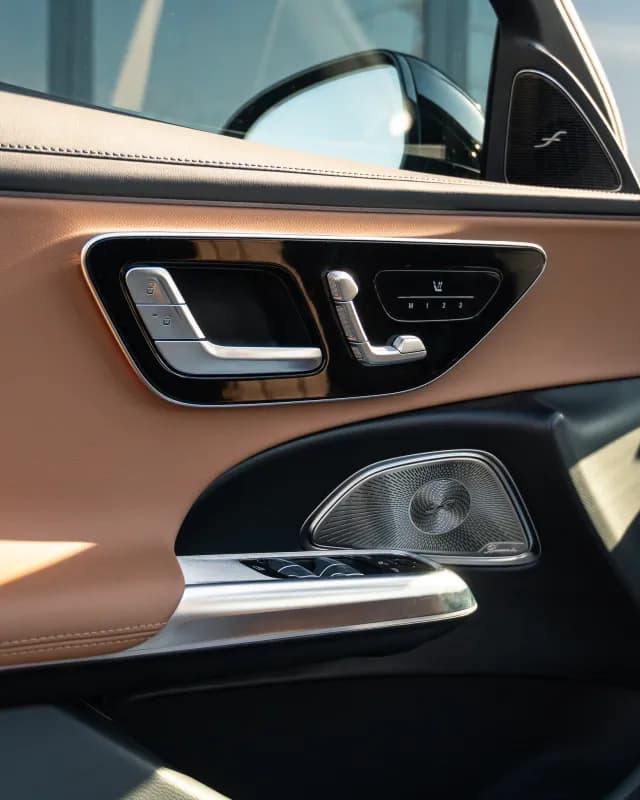 مرسيدس بنز E200 2025 ايه ام جي أبيض أوتوماتيك — جديدة