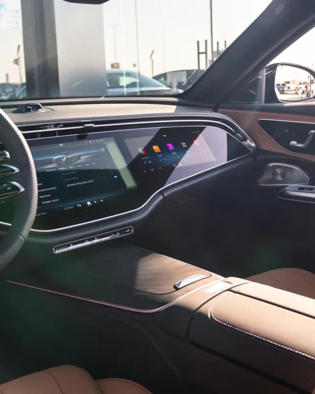 مرسيدس بنز E200 2025 ايه ام جي أبيض أوتوماتيك — جديدة