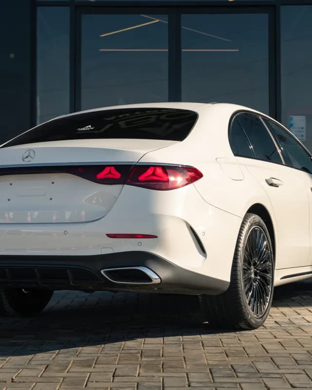 مرسيدس بنز E200 2025 ايه ام جي أبيض أوتوماتيك — جديدة