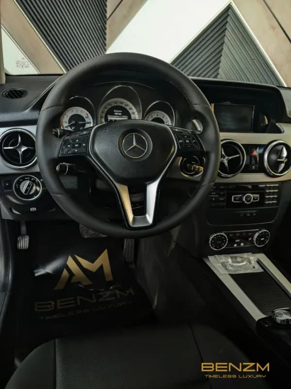 مرسيدس بنز GLK 250 2015 ايه ام جي أبيض أوتوماتيك — مستعملة