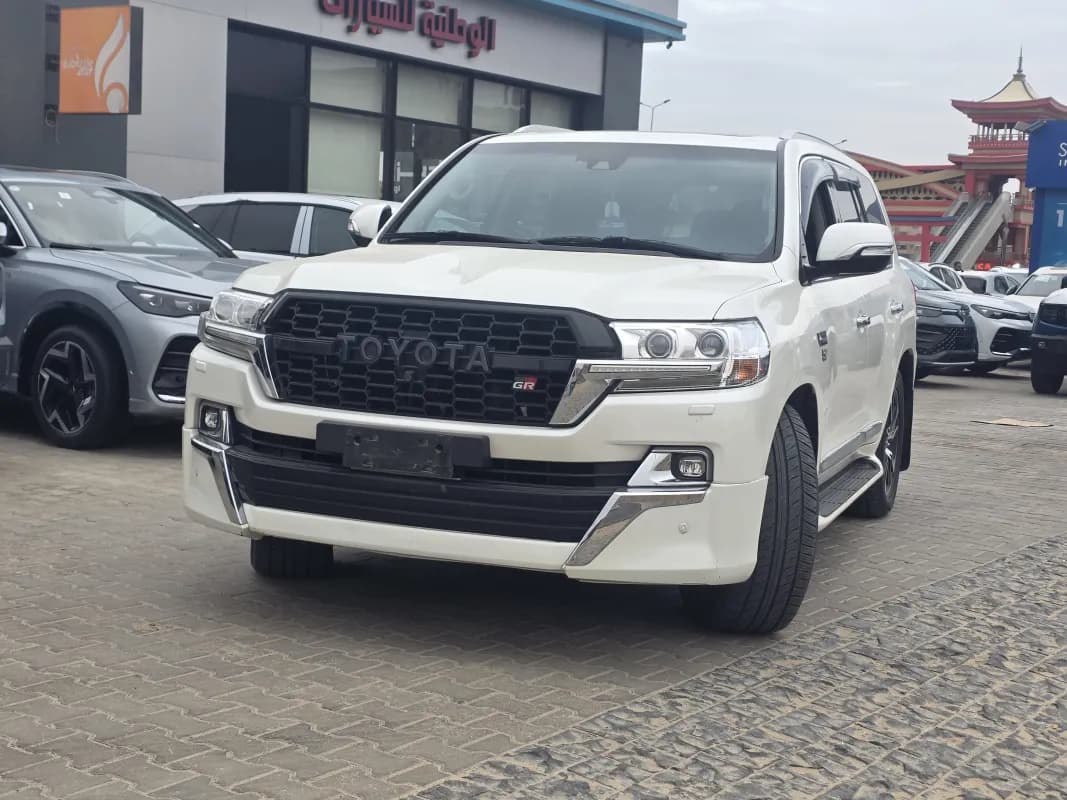 تويوتا لاند كروزر 2021 في اكس ار أبيض أوتوماتيك — مستعملة