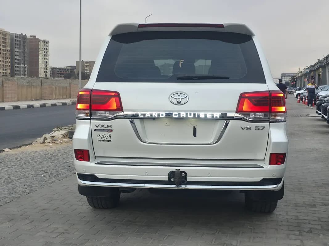 تويوتا لاند كروزر 2021 في اكس ار أبيض أوتوماتيك — مستعملة