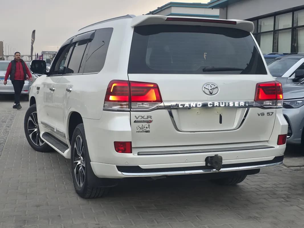 تويوتا لاند كروزر 2021 في اكس ار أبيض أوتوماتيك — مستعملة