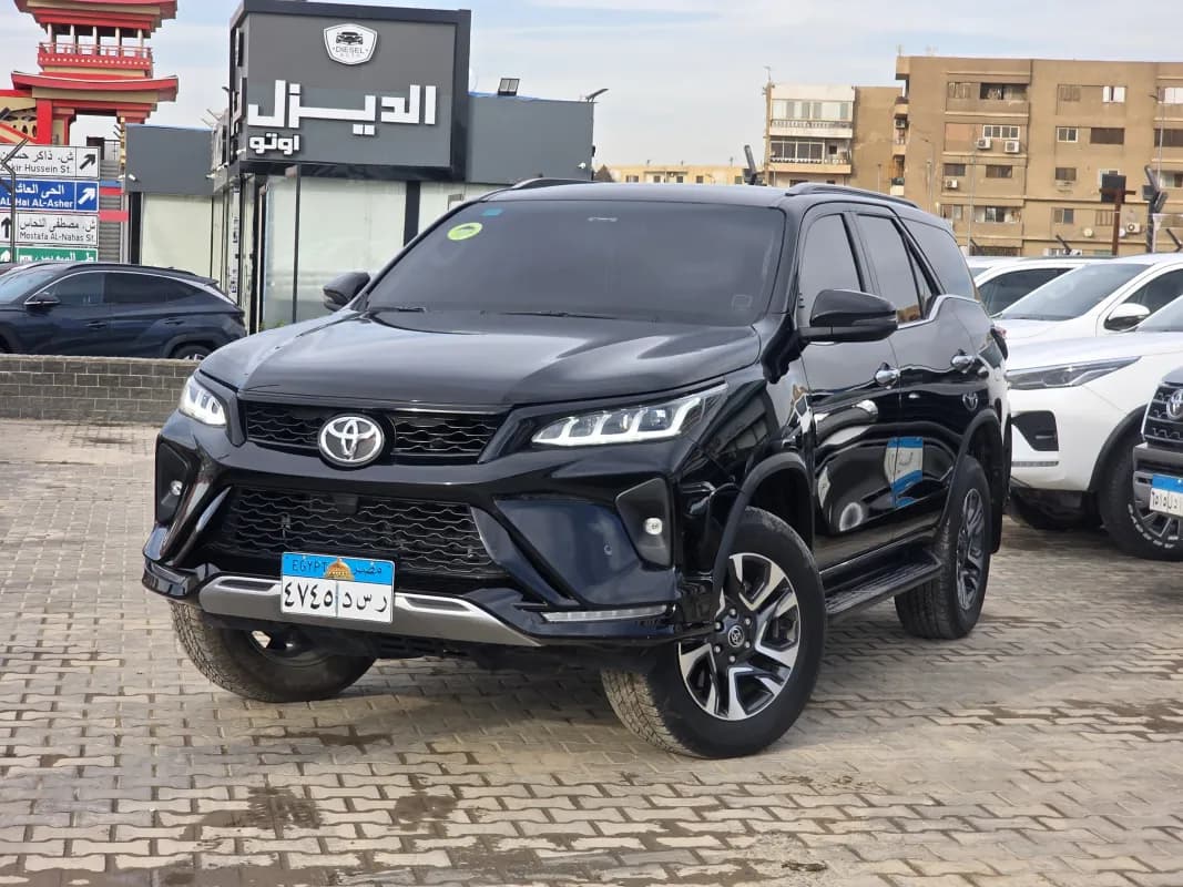 تويوتا فورتشنر 2025 إليجانس أسود أوتوماتيك — مستعملة