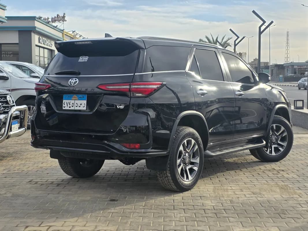 تويوتا فورتشنر 2025 إليجانس أسود أوتوماتيك — مستعملة