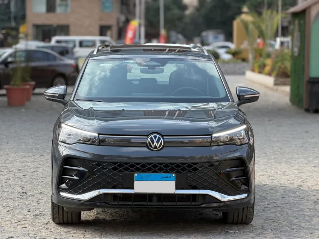 فولكس فاجن تيجوان 2024 ار لاين رمادي إسمنتي أوتوماتيك — مستعملة