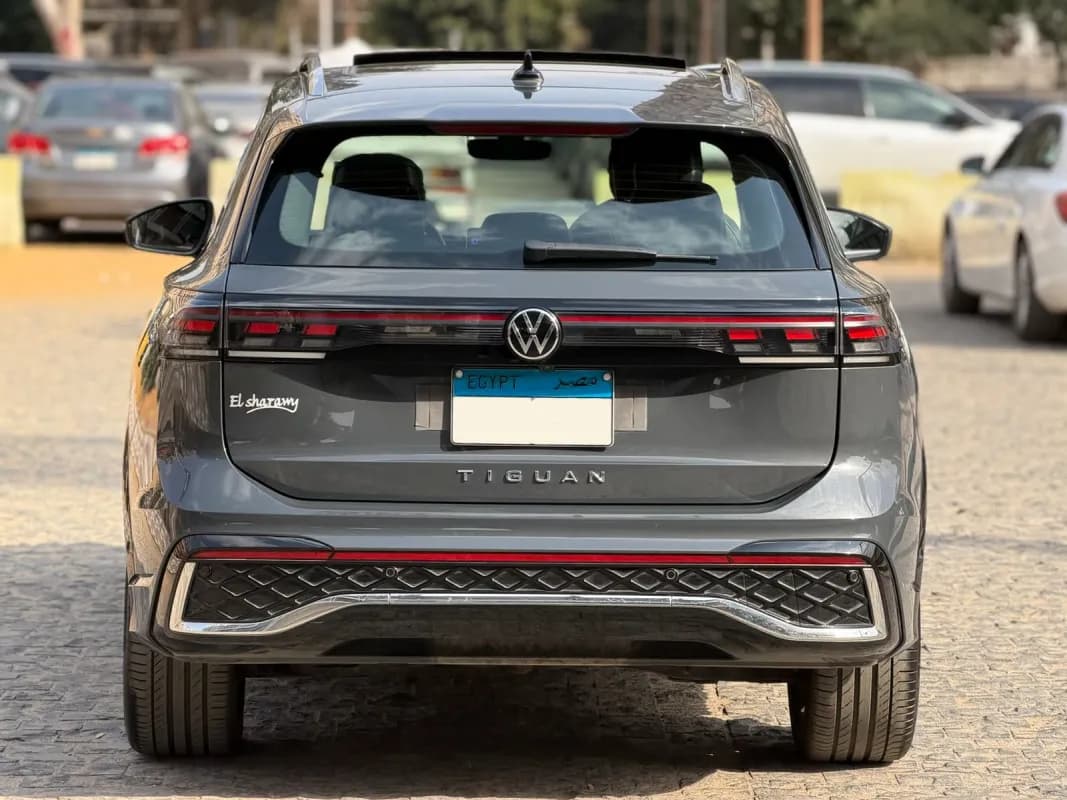 فولكس فاجن تيجوان 2024 ار لاين رمادي إسمنتي أوتوماتيك — مستعملة