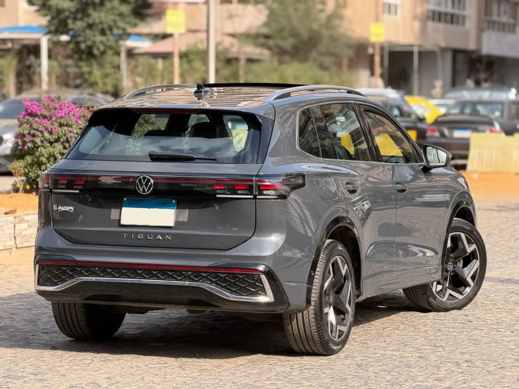 فولكس فاجن تيجوان 2024 ار لاين رمادي إسمنتي أوتوماتيك — مستعملة