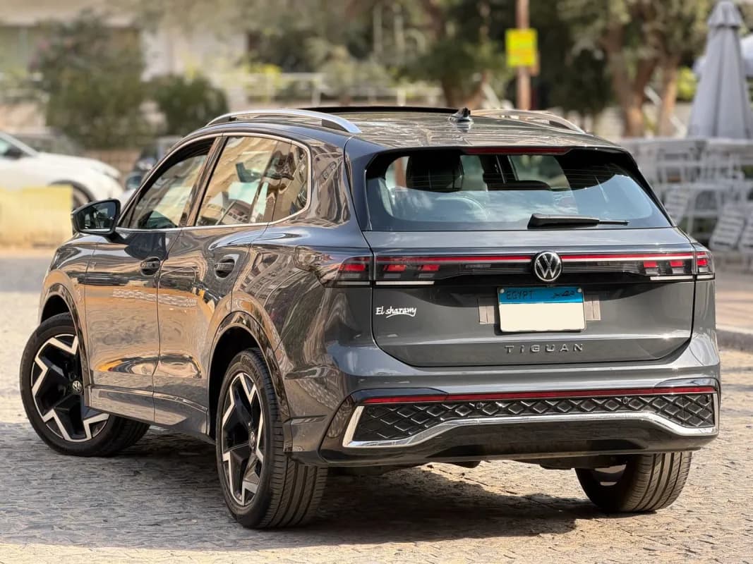 فولكس فاجن تيجوان 2024 ار لاين رمادي إسمنتي أوتوماتيك — مستعملة