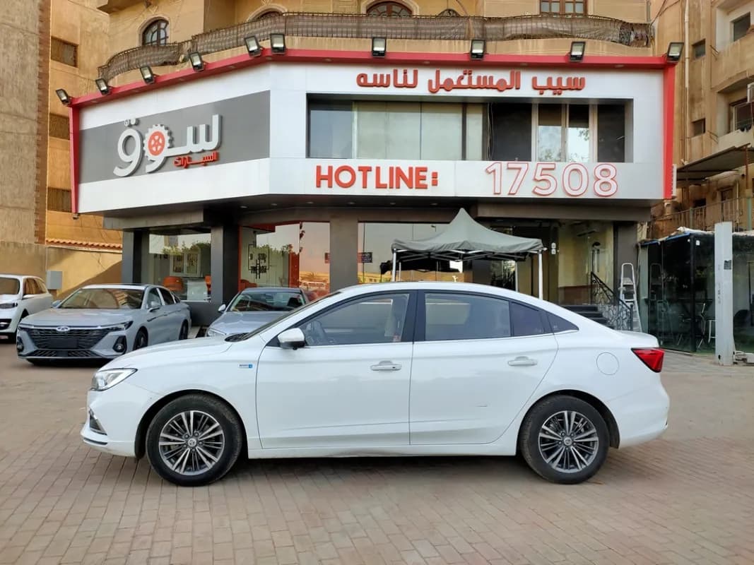 ام جي 5 2025 لاكشري أبيض أوتوماتيك — مستعملة