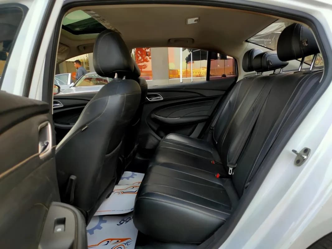 ام جي 5 2025 لاكشري أبيض أوتوماتيك — مستعملة