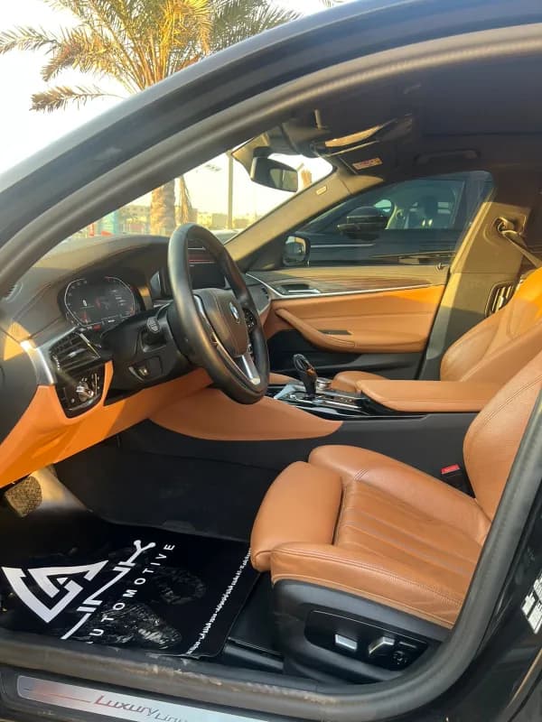 بي ام دبليو 520 2023 لاكشيري أسود أوتوماتيك — مستعملة