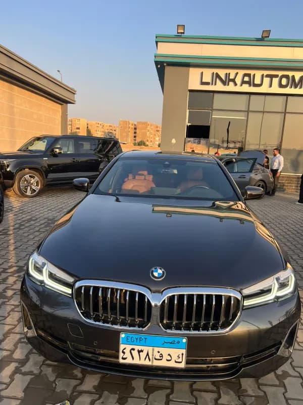 بي ام دبليو 520 2023 لاكشيري أسود أوتوماتيك — مستعملة