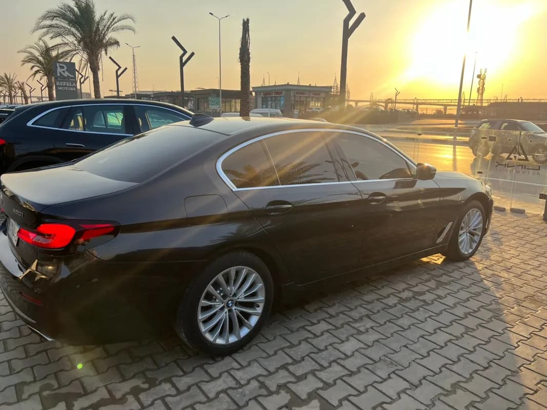 بي ام دبليو 520 2023 لاكشيري أسود أوتوماتيك — مستعملة