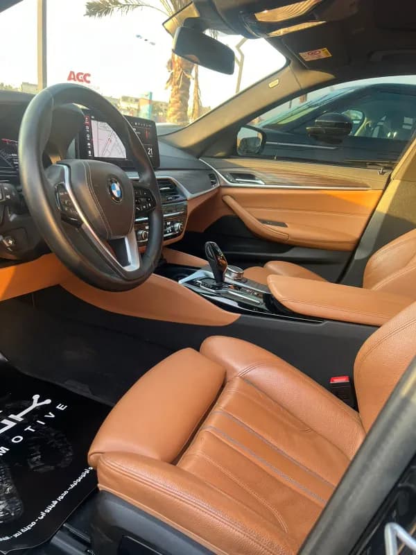 بي ام دبليو 520 2023 لاكشيري أسود أوتوماتيك — مستعملة