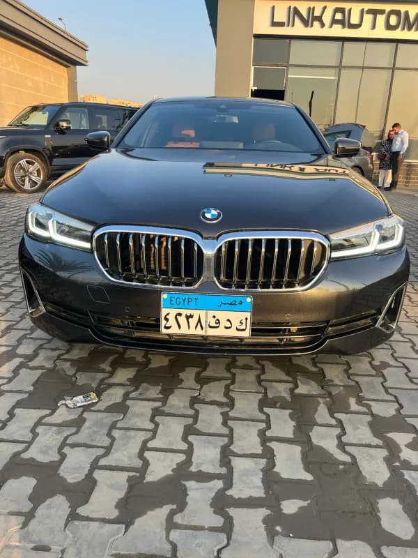 بي ام دبليو 520 2023 لاكشيري أسود أوتوماتيك — مستعملة