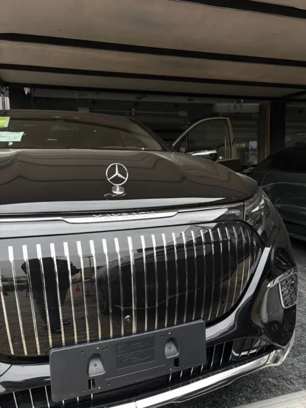 مرسيدس بنز مايبخ اي قيو اس 2025 ٦٨٠ أسود أوتوماتيك — جديدة