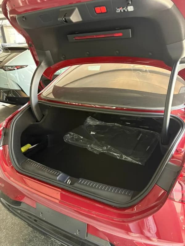 مرسيدس بنز سي ال ايه ٣٠٠ل 2025 اي ام جي أحمر أوتوماتيك — جديدة