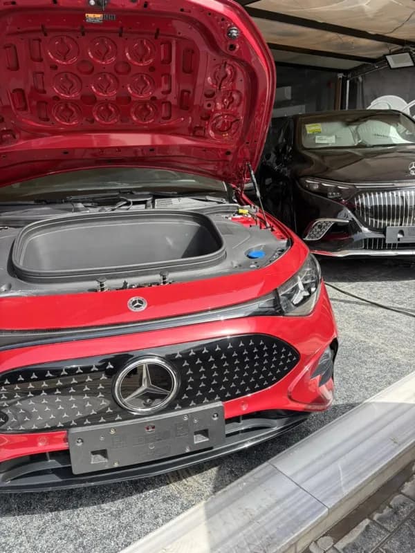 مرسيدس بنز سي ال ايه ٣٠٠ل 2025 اي ام جي أحمر أوتوماتيك — جديدة