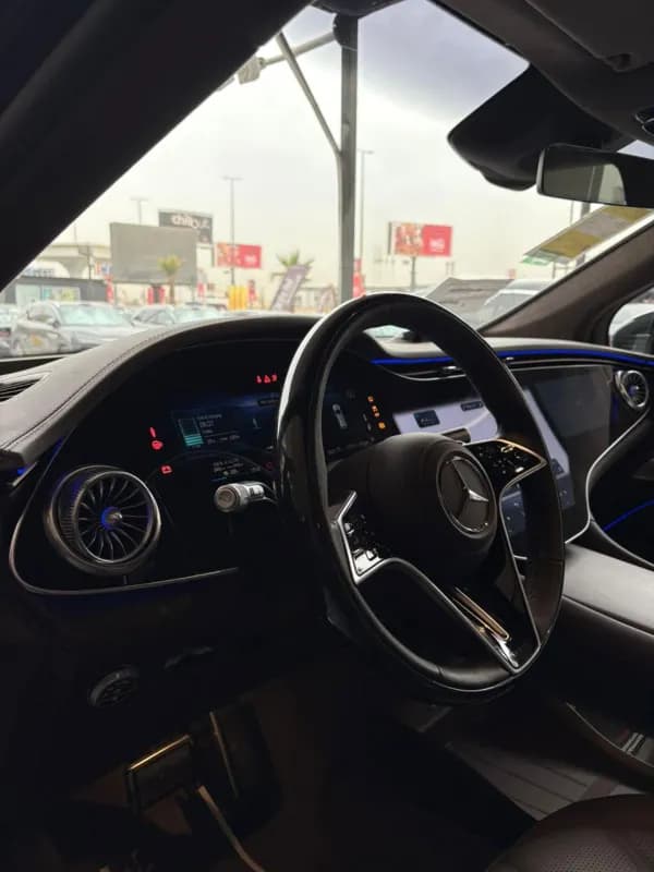 مرسيدس بنز سي ال ايه ٣٠٠ل 2025 اي ام جي أحمر أوتوماتيك — جديدة