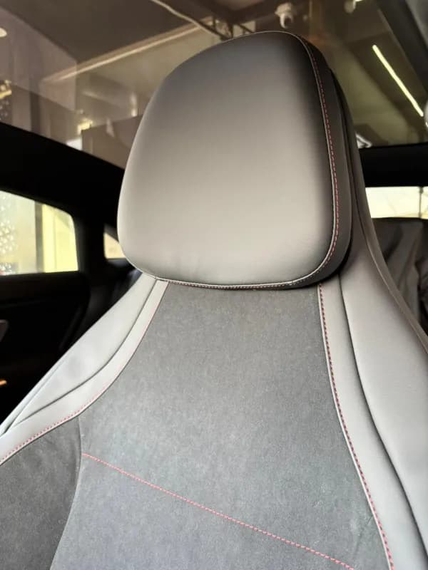 مرسيدس بنز سي ال ايه ٣٠٠ل 2025 اي ام جي أحمر أوتوماتيك — جديدة