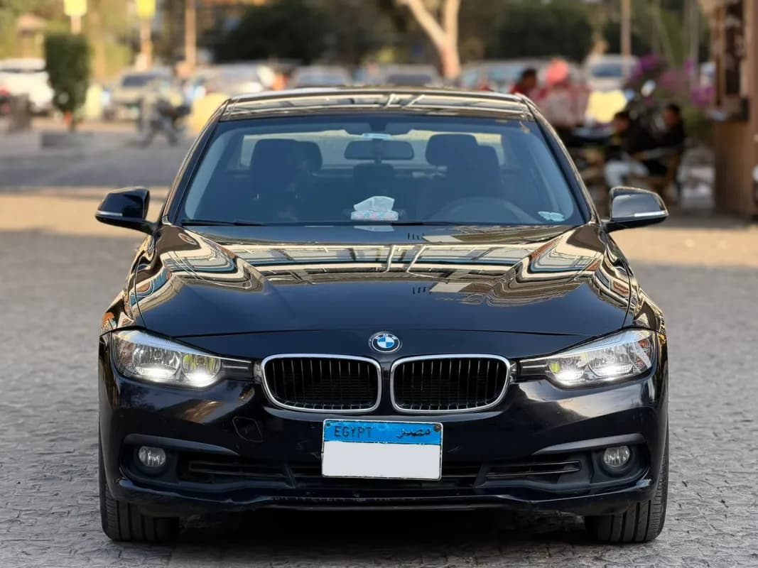 بي ام دبليو 318 2016 اكسكلوسف أسود أوتوماتيك — مستعملة