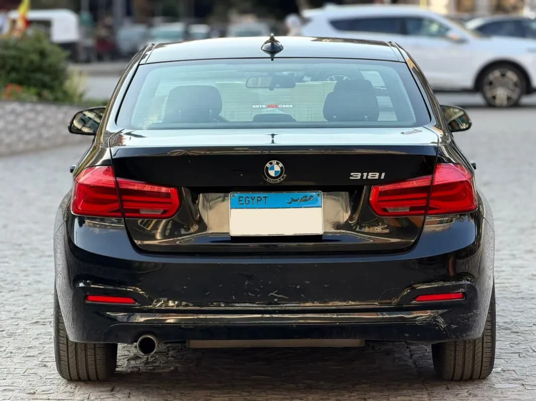 بي ام دبليو 318 2016 اكسكلوسف أسود أوتوماتيك — مستعملة