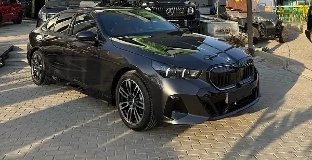 بي ام دبليو 520i 2026 ام سبورت أسود أوتوماتيك — جديدة