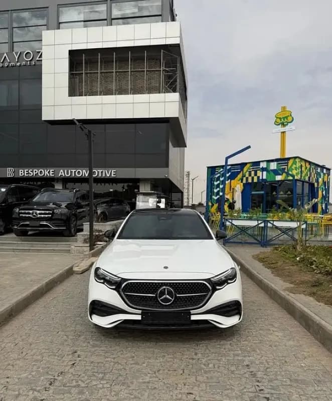 مرسيدس بنز E200 2026 ايه ام جي أبيض أوتوماتيك — جديدة