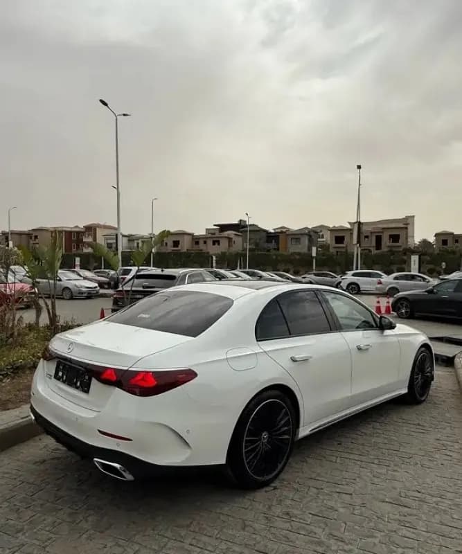 مرسيدس بنز E200 2026 ايه ام جي أبيض أوتوماتيك — جديدة