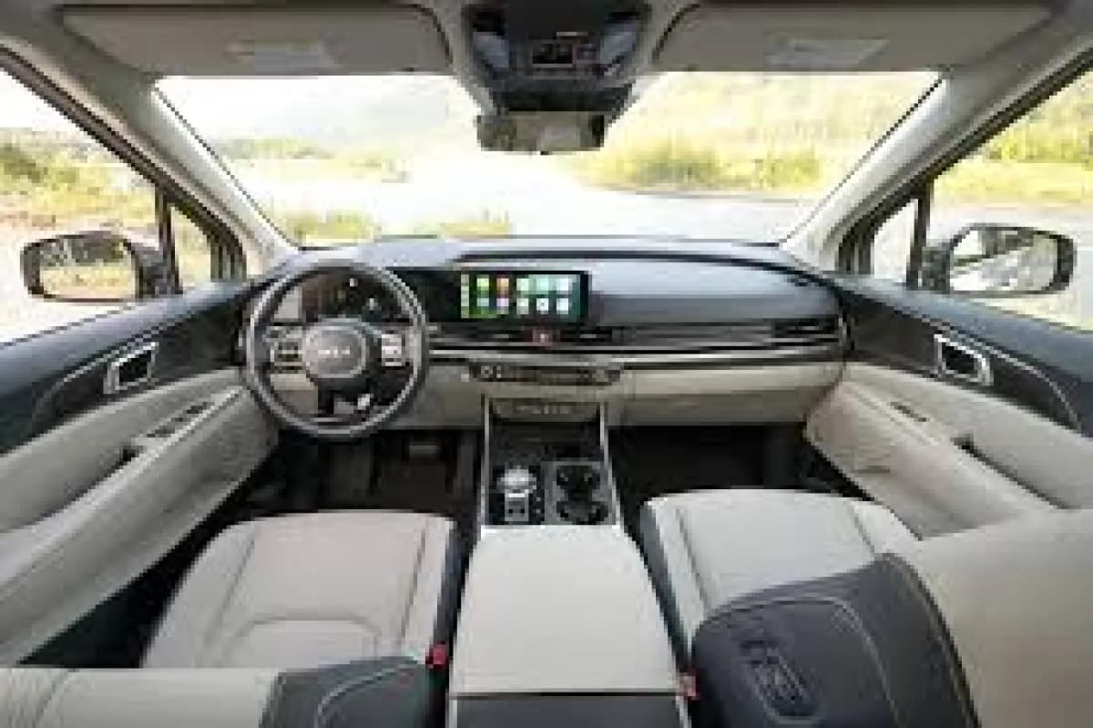 Kia Carnival 2025 Gravity White Automatic — New