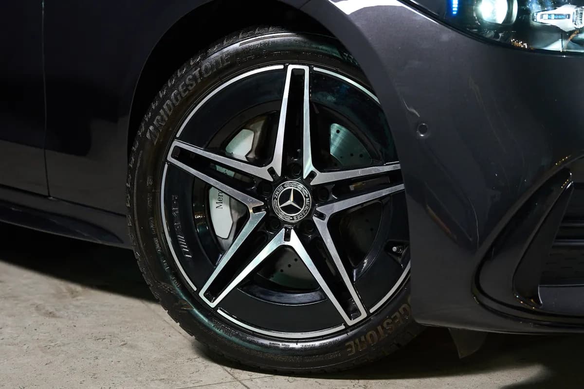 مرسيدس بنز C180 2025 ايه ام جي رمادي أوتوماتيك — جديدة