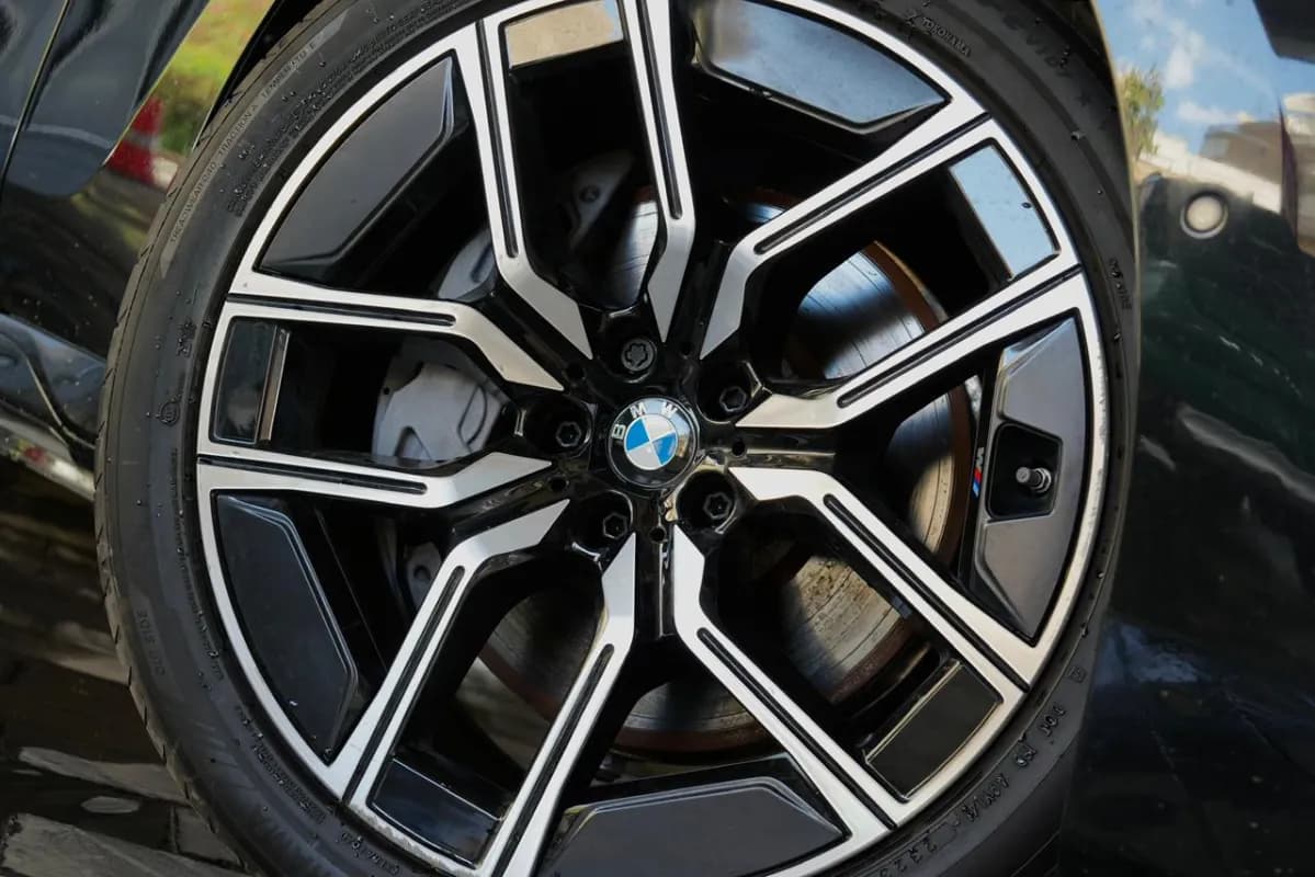 بي ام دبليو أي 7 2026 اي درايف 50 اي ام-سبورت أسود أوتوماتيك — جديدة