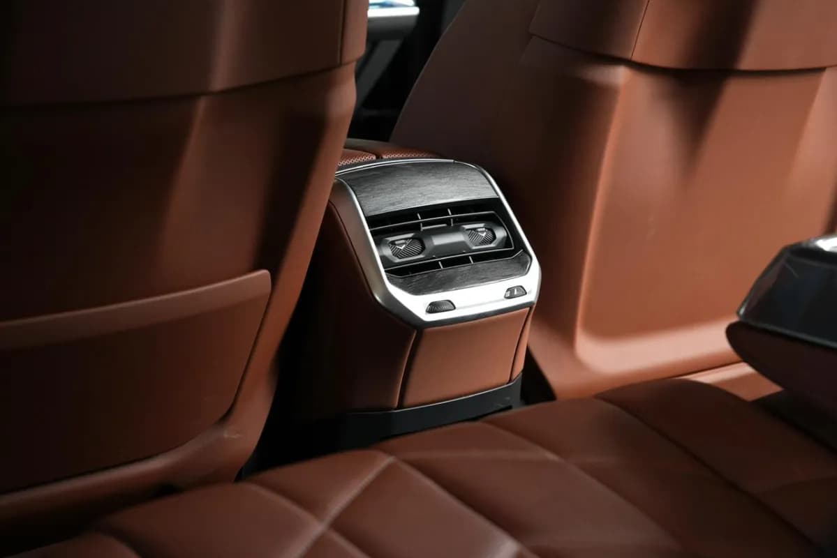 بي ام دبليو أي 7 2026 اي درايف 50 اي ام-سبورت أسود أوتوماتيك — جديدة