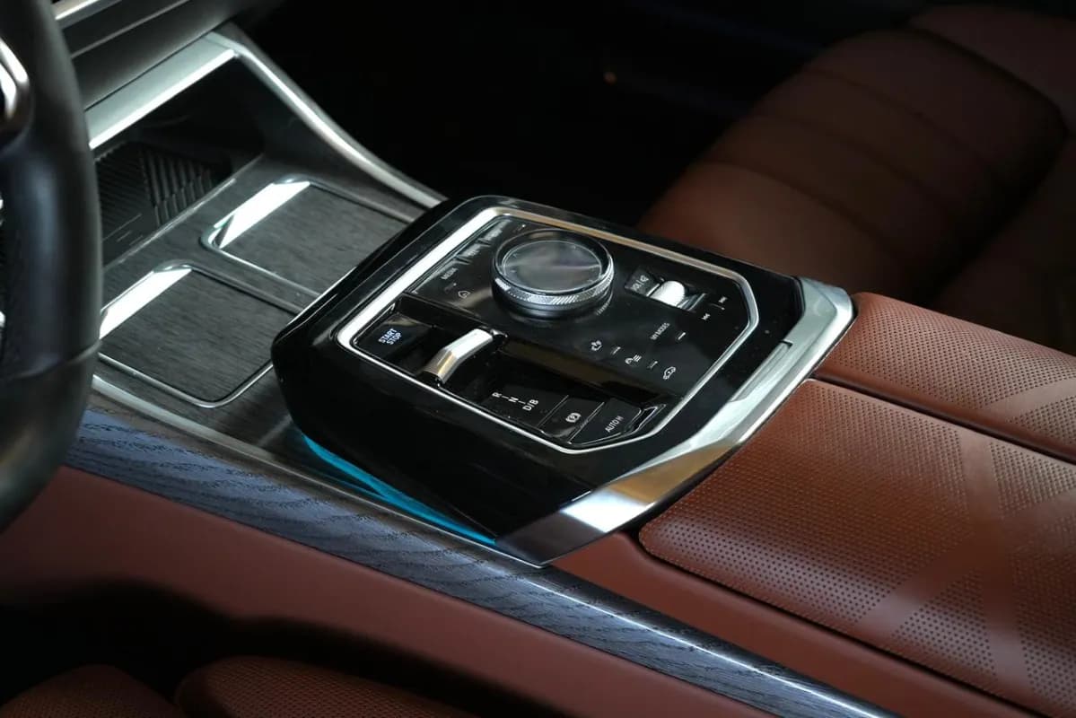 بي ام دبليو أي 7 2026 اي درايف 50 اي ام-سبورت أسود أوتوماتيك — جديدة