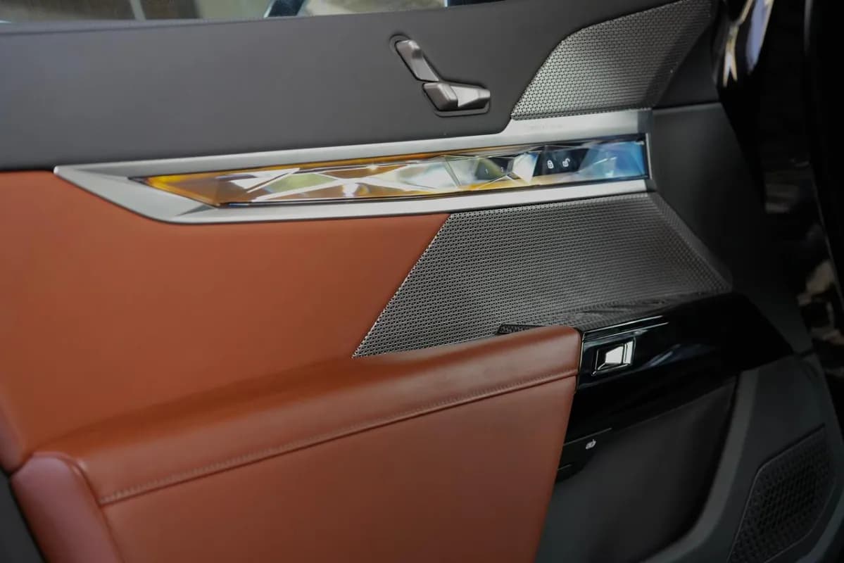 بي ام دبليو أي 7 2026 اي درايف 50 اي ام-سبورت أسود أوتوماتيك — جديدة