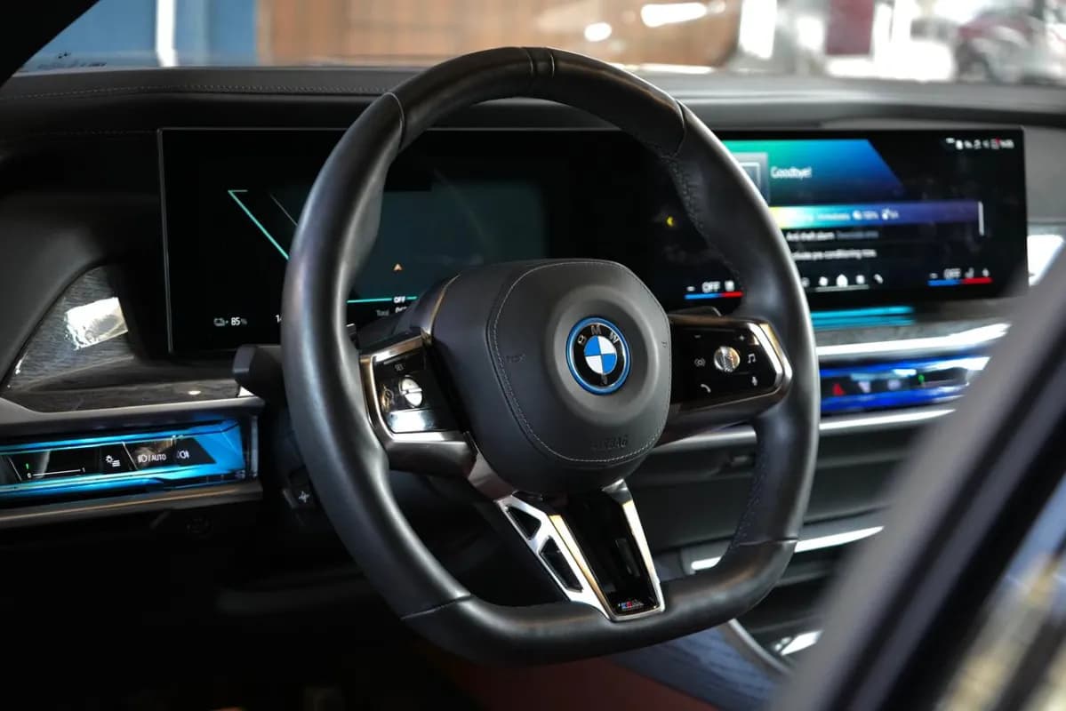 بي ام دبليو أي 7 2026 اي درايف 50 اي ام-سبورت أسود أوتوماتيك — جديدة