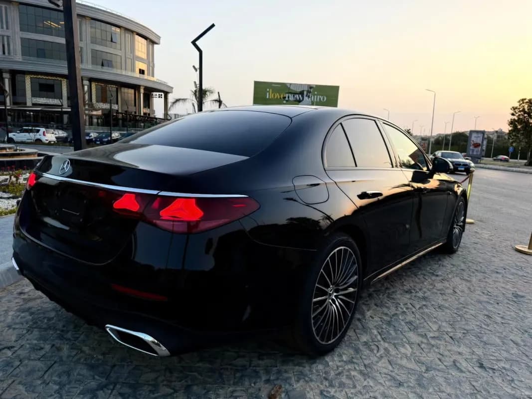 مرسيدس بنز E200 2026 بريميوم بلس أسود أوتوماتيك — جديدة