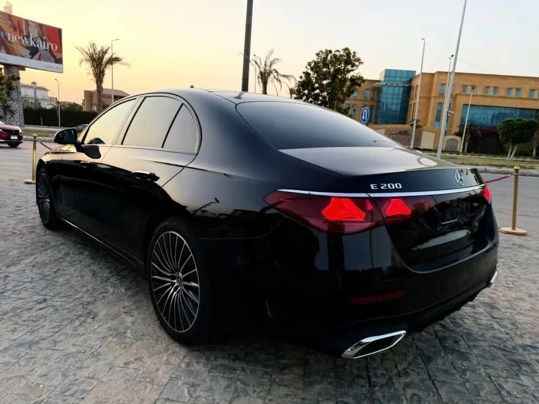 مرسيدس بنز E200 2026 بريميوم بلس أسود أوتوماتيك — جديدة
