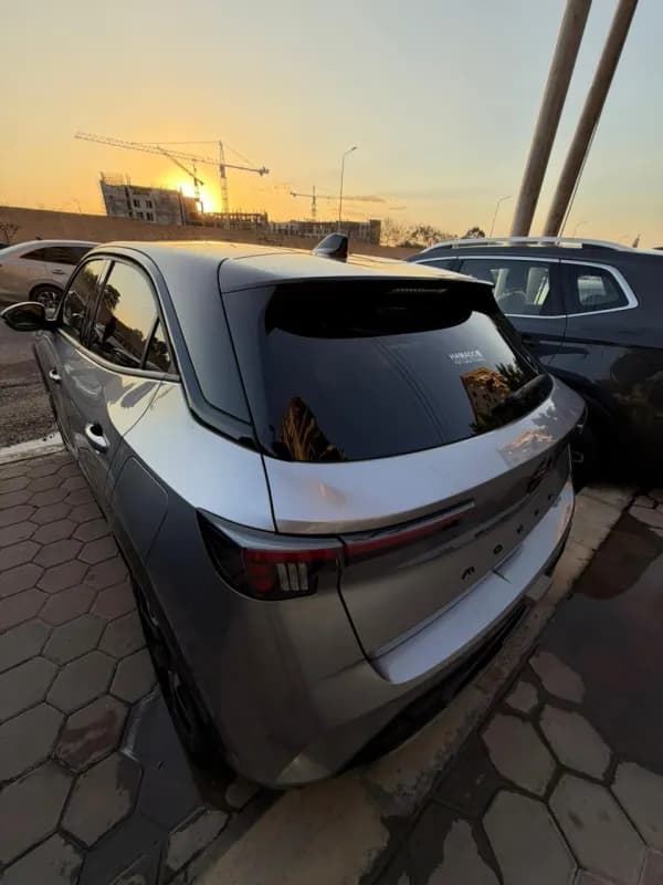 أوبل موكا 2026 جي اس لاين رمادي أوتوماتيك — جديدة