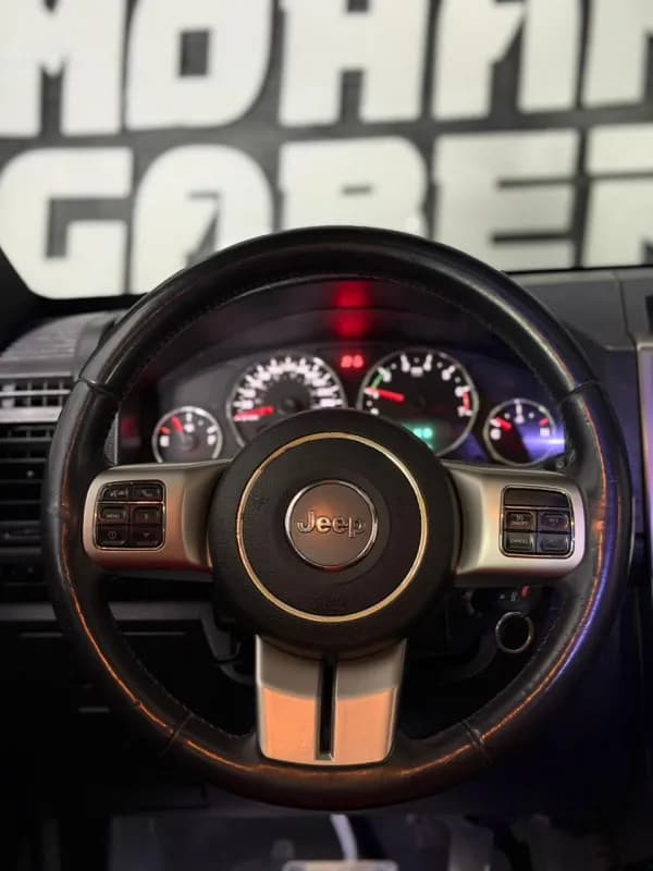 Jeep Cherokee 2011 Limited Silver Automatic — Used