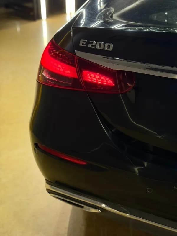 مرسيدس بنز E200 2022 اكسكلوسيف أسود أوتوماتيك — مستعملة