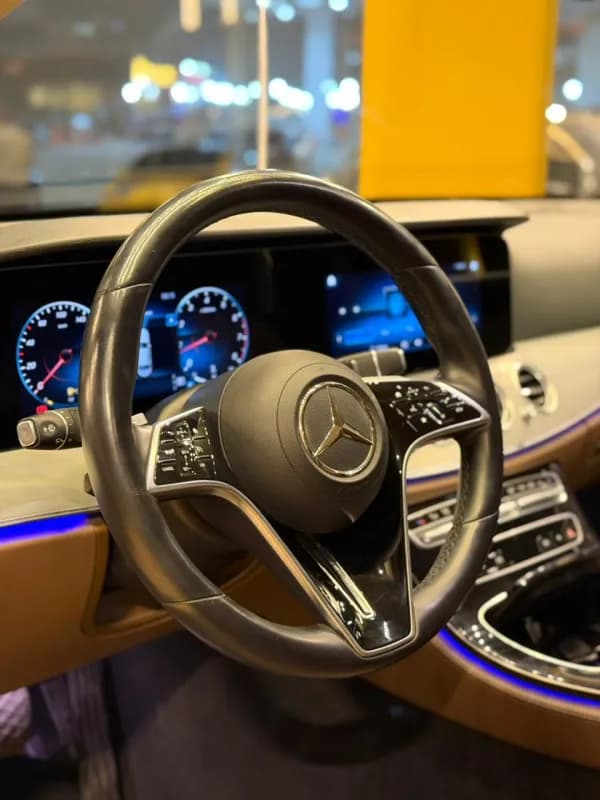 مرسيدس بنز E200 2022 اكسكلوسيف أسود أوتوماتيك — مستعملة