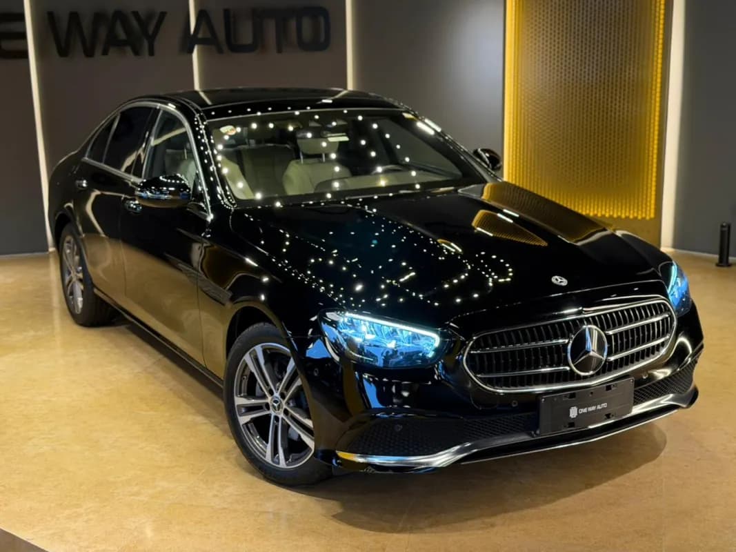 مرسيدس بنز E200 2023 افنجارد أسود أوتوماتيك — مستعملة