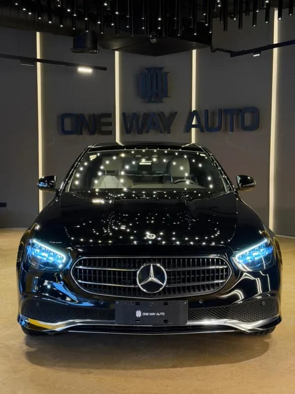 مرسيدس بنز E200 2023 افنجارد أسود أوتوماتيك — مستعملة