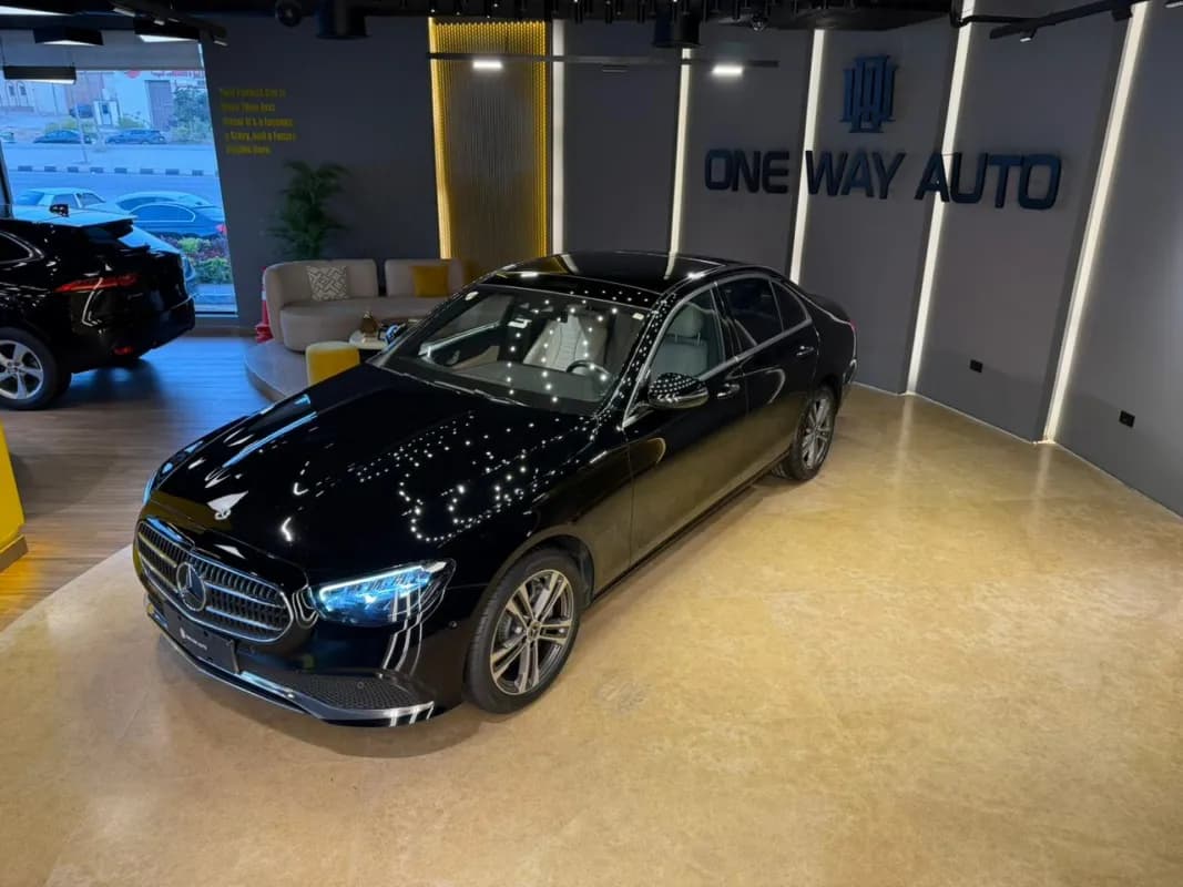 مرسيدس بنز E200 2023 افنجارد أسود أوتوماتيك — مستعملة