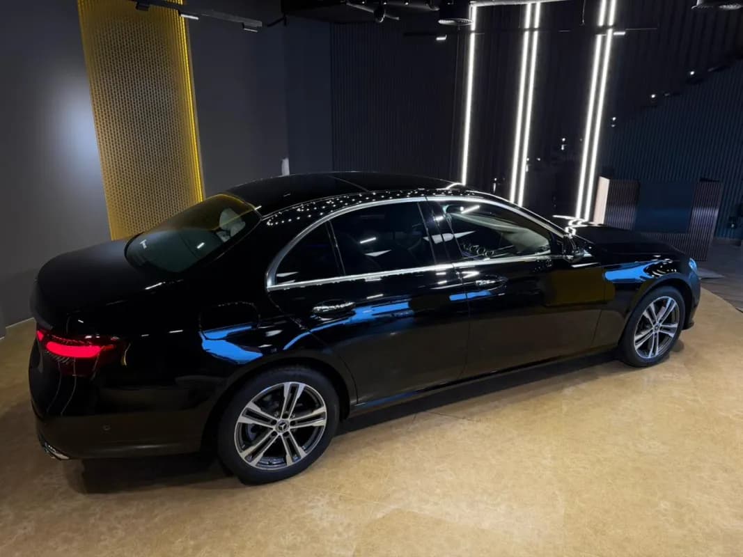 مرسيدس بنز E200 2023 افنجارد أسود أوتوماتيك — مستعملة